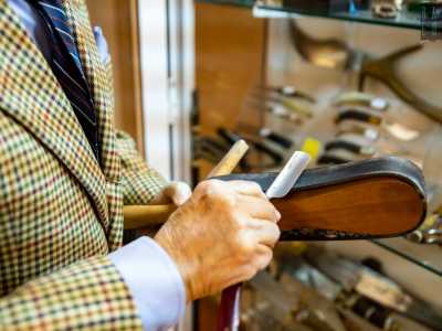 Ce ne mostra orgoglioso uno, che tira fuori da una vetrinetta espositiva, accompagnato da un altro strano oggetto: la �coramella�, strumento in cuoio e legno che serviva per �addolcire� le lamette